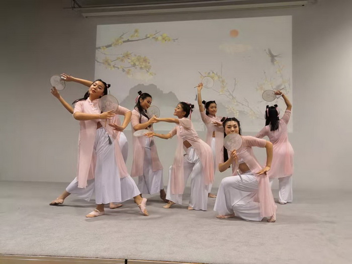 小百合舞蹈队表演舞蹈《春风拂扇》(摄影:王娟)